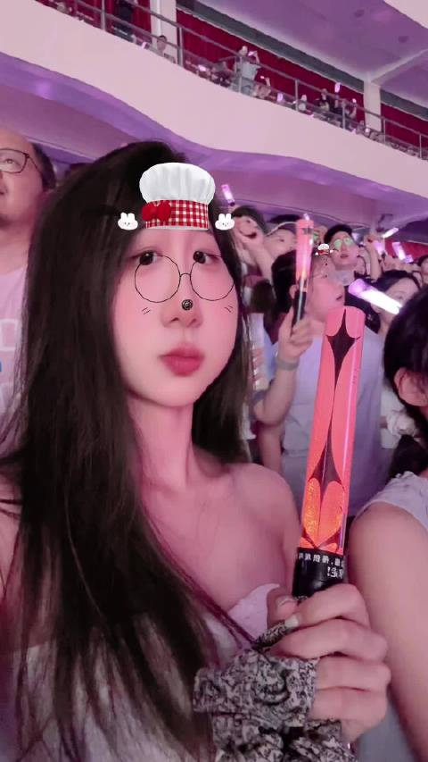 走到哪里都要拍抖音的小镁铝