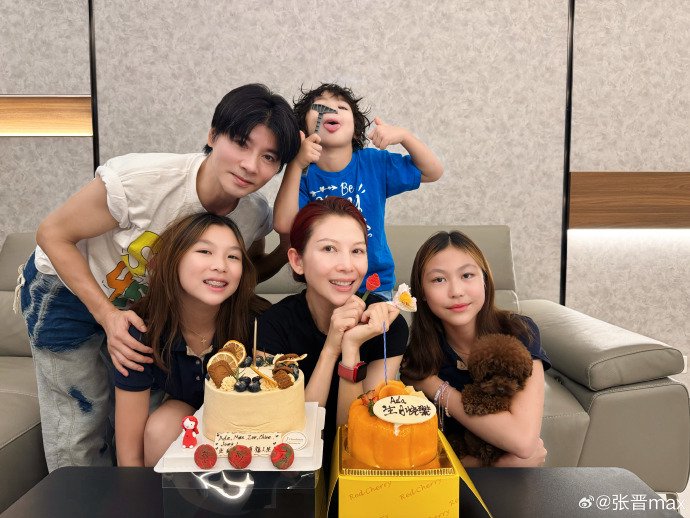 蔡少芬52岁生日，张晋晒一家五口合照庆祝：今天是个大日子