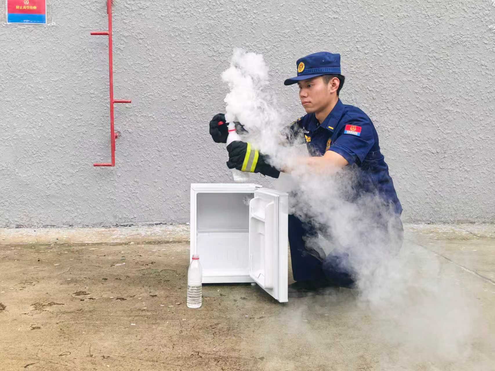 消防員在安全環境下進行乾冰裝進密閉空間的實驗。大興消防供圖