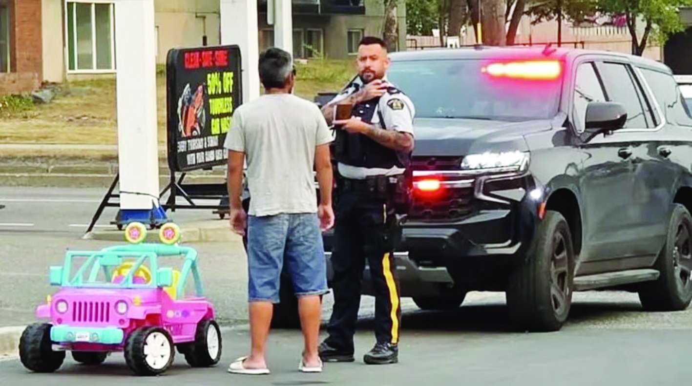 加拿大男子开玩具车买冷饮 被警方截停收到酒驾罚单