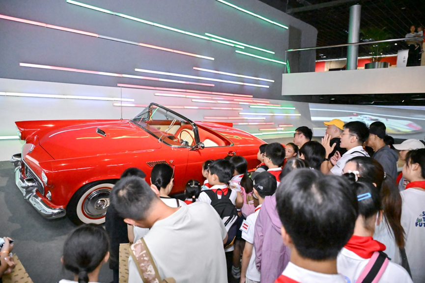 激发孩子们对科学的好奇心，上海汽车博物馆开启新能源科普公益探索日活动