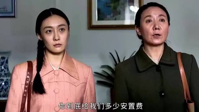 这位女士才是完美的诠释了什么叫：摸着昂贵的口红，喊着廉价的口号！