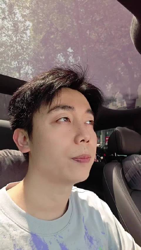 蝙蝠侠一瞬间瘦了将近10斤，可能是猫传腹，也可能是淋巴瘤