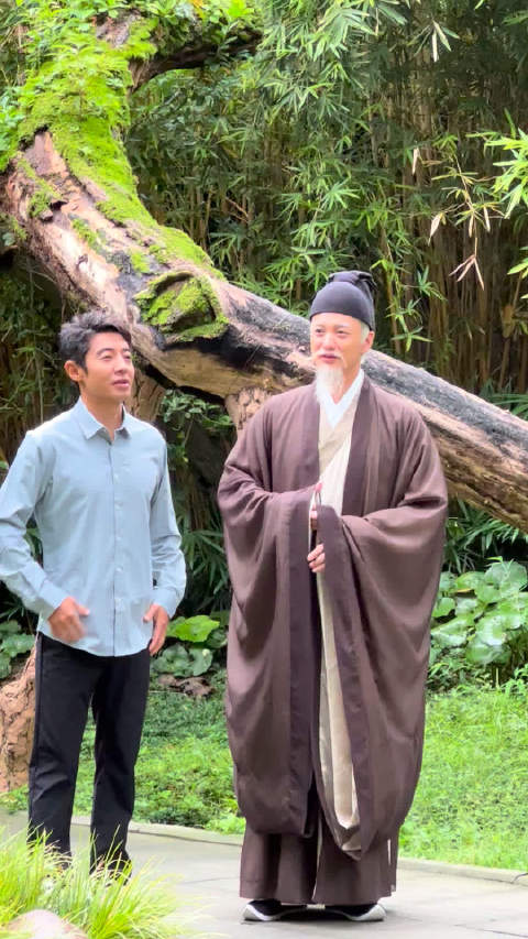 撒贝宁周一围成都崇州同框拍摄引游客围观