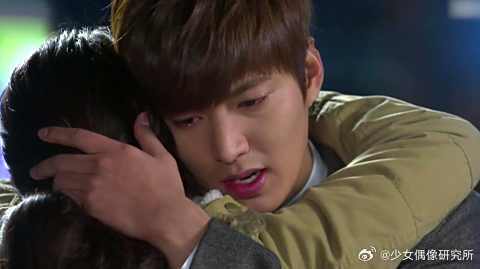 金叹含泪问了车恩尚这一问题，车恩尚一把抱住金叹