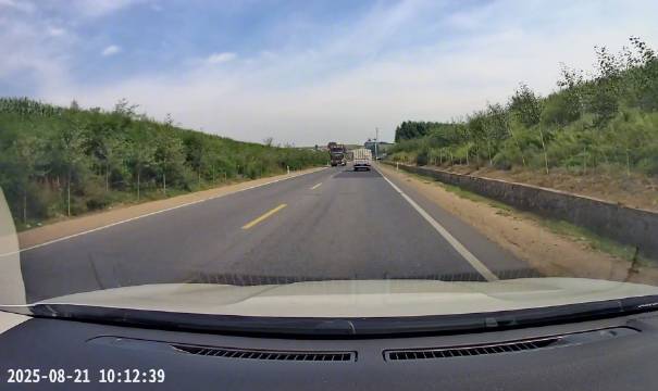 视频车疑似右侧超车引争议