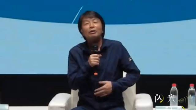 读者持《活着》求签名，刘震云签下代余华