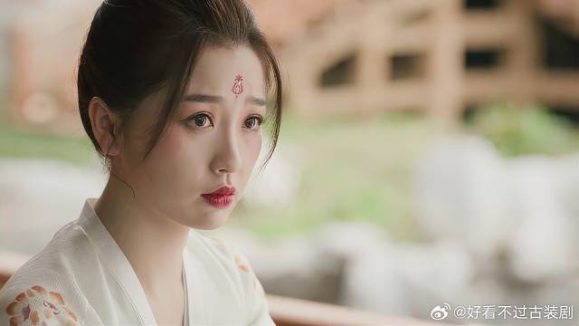 小兰花心情不好，向东方青苍倾诉，哪料两人聊天眼里有爱