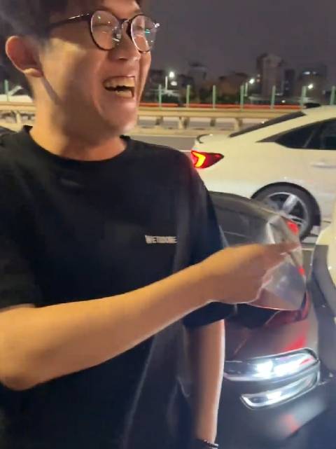 撞了车居然这么高兴？我都怀疑他想走全损，毕竟开的是捷尼赛思！