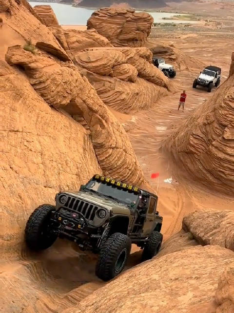 视频：牧马人角斗士越野攀爬