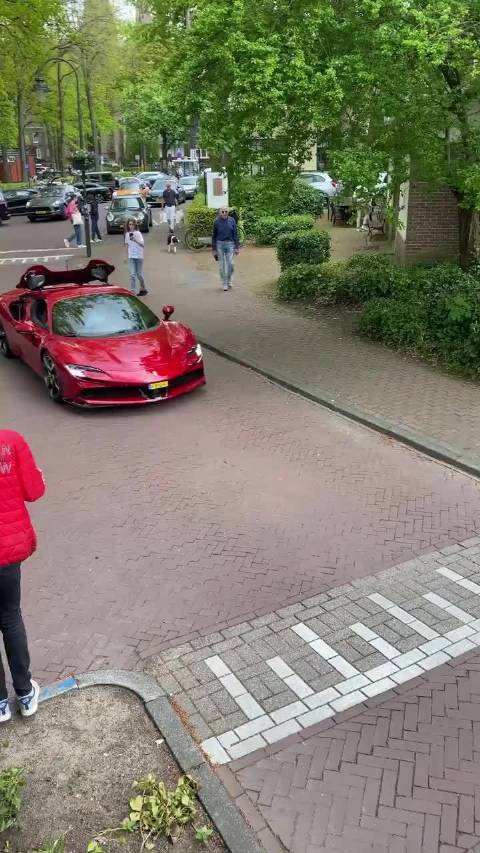 法拉利SF90 行进间的丝滑敞篷！