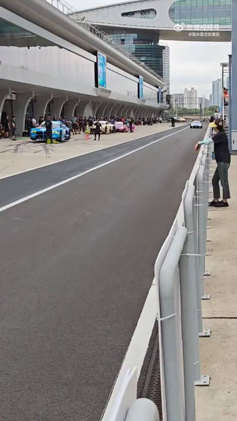 王一博穿蓝色战袍试车练习成绩进步