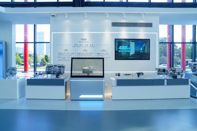 东风汽车全球创新中心展示的“马赫E”动力系统。 澎湃新闻记者 吴跃伟 图