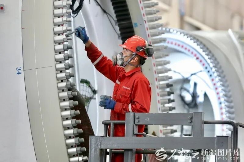 金风科技股份有限公司达坂城零碳数字化工厂园区,工作人员正在叶轮生产线上作业(资料图片)。石榴云/新疆日报记者 李瑞摄