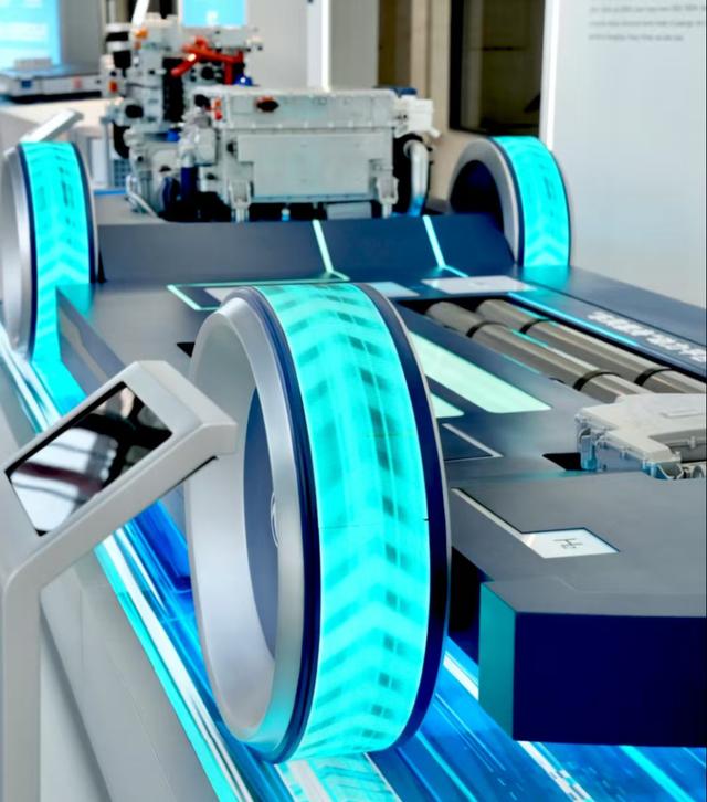 东风汽车全球创新中心展示的新能源汽车系统。 澎湃新闻记者 王岱玉 图