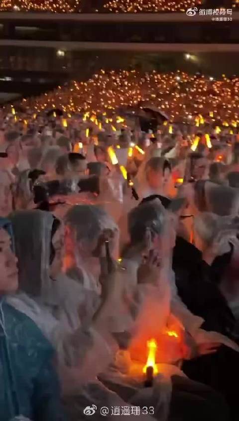 林忆莲温州开唱遇倾斜雨，歌声与雨丝共舞