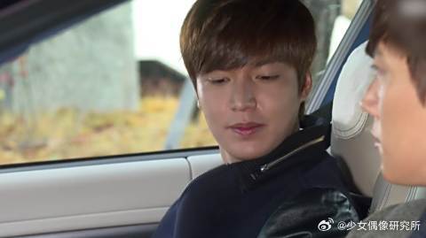 金叹似乎有话要对哥哥说，没想到哥哥一个眼神，金叹立马改口了