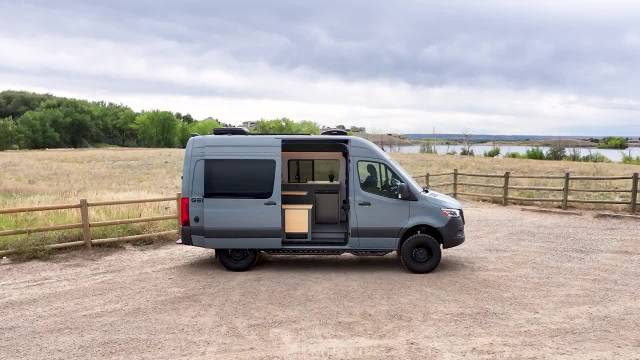 Geotrek新车Flatiron 372，奔驰凌特底盘，不过极简风搁国内未必好卖