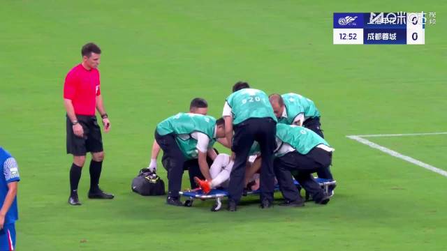 半场比赛结束，双方暂时都没有进球，比分还是0比0，开场阶段，韦世豪伤退
