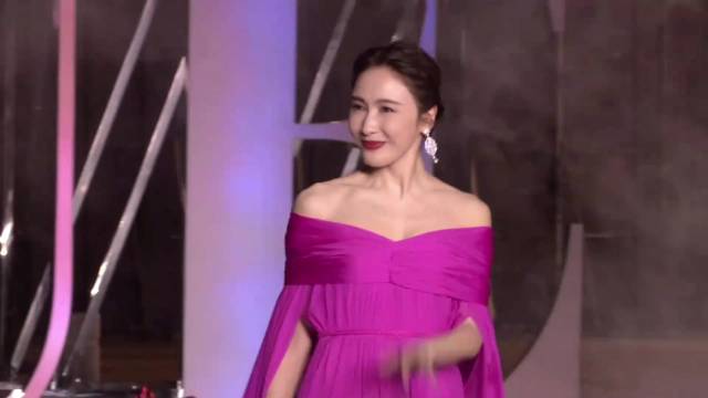 不愧最美赵敏！53岁黎姿一亮相不失当年风采，梨涡浅笑太迷人！