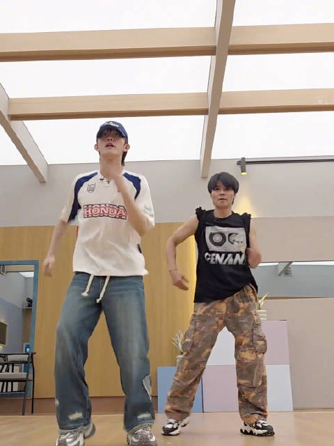 张晋和苏新皓穿越到晋舞门了