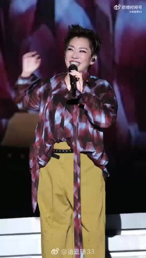 林忆莲温州暴雨演唱会全程卖力唱，歌迷冒雨合唱感动落泪