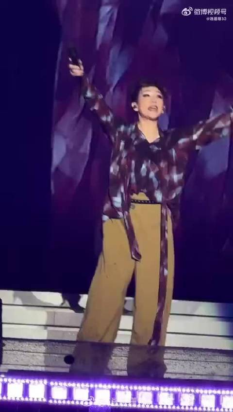 林忆莲温州演唱会暴雨中开唱，与歌迷合唱《至少还有你》落泪