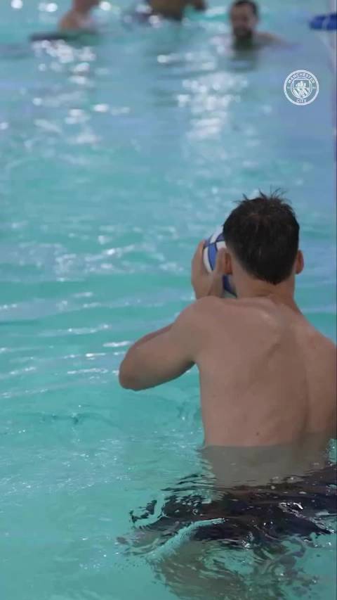 曼城队内水上篮球赛，哈兰德再展灌篮实力