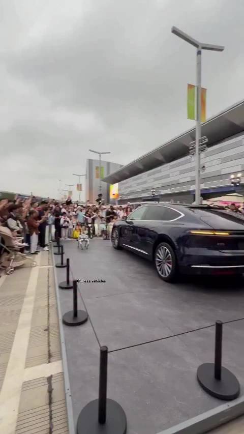 现在国内的主动悬架玩儿出花了！蔚来ET9这套，秒杀欧洲车