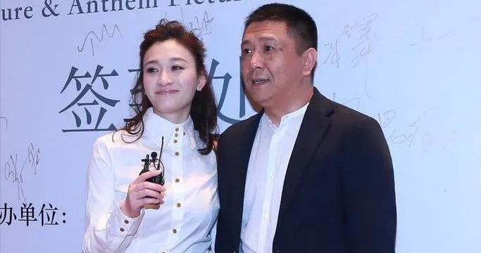 李小冉罕见与老公合影，穿衬衫+半身裙像个学生，大6岁的他像爸爸