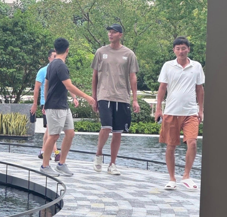 争议！易建联与中国男篮11号球衣合影，被赞人品好，仍受风波影响