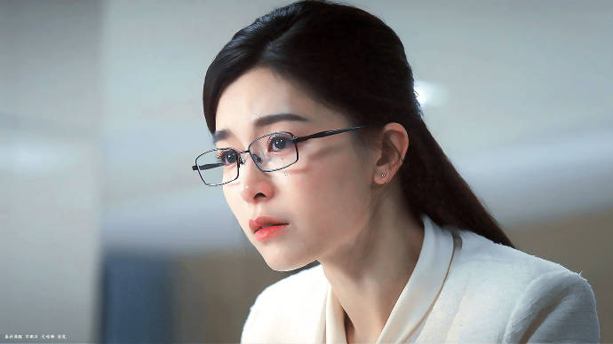 文咏珊新剧高智感造型获赞，眼镜穿搭演绎禁欲系精英
