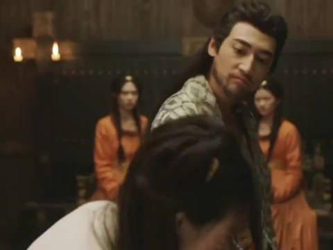 开始不理解她的疯，可当看到这里时才觉得她疯的根本不够