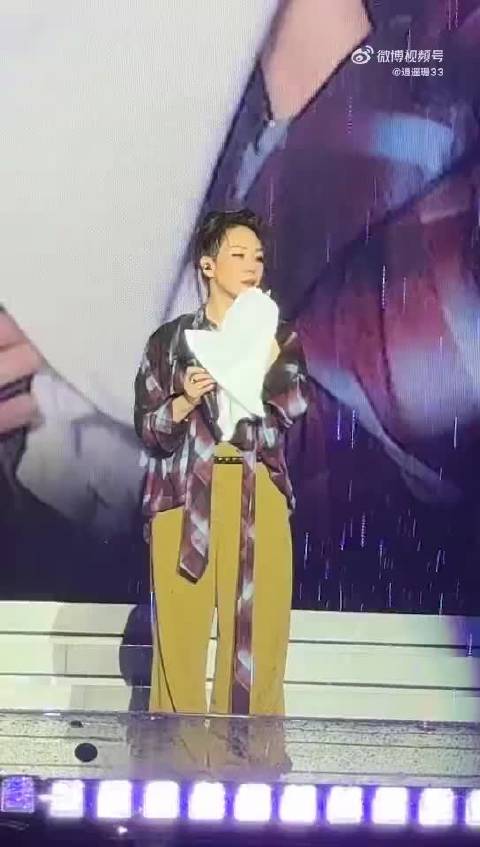 林忆莲雨中开唱与歌迷共淋大雨