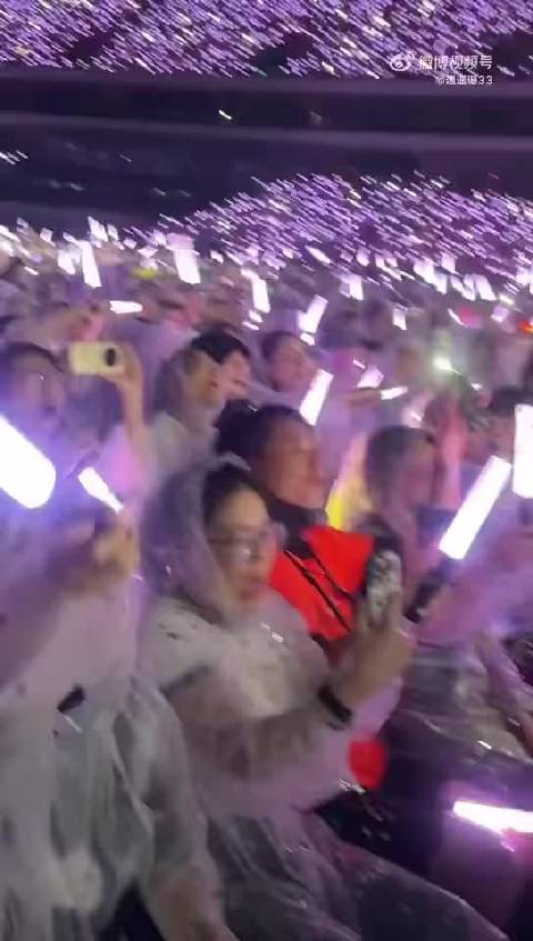 林忆莲雨中开唱歌迷合唱