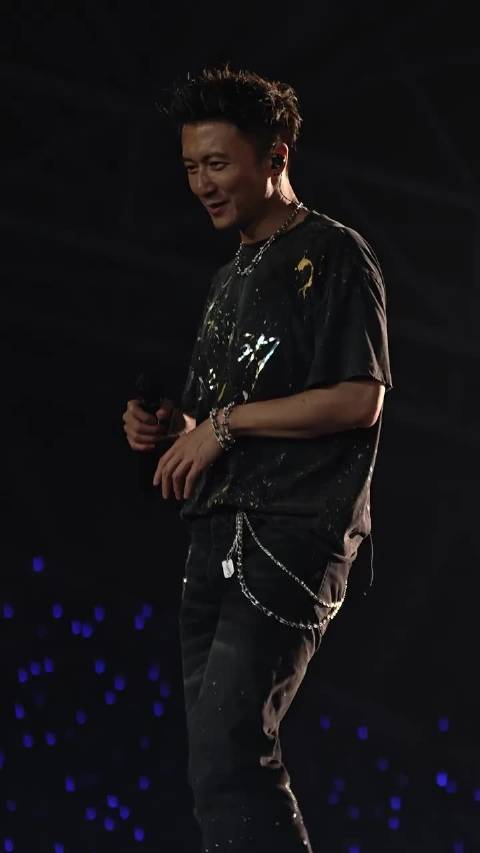 谢霆锋广州演唱会压轴献唱《香水》，40+状态引歌迷赞叹