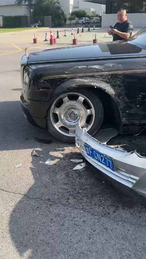 五菱宏光把劳斯莱斯的轴给干断了