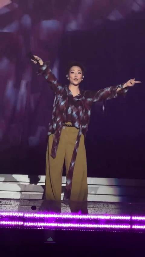 林忆莲温州演唱会万人雨中合唱《失踪》