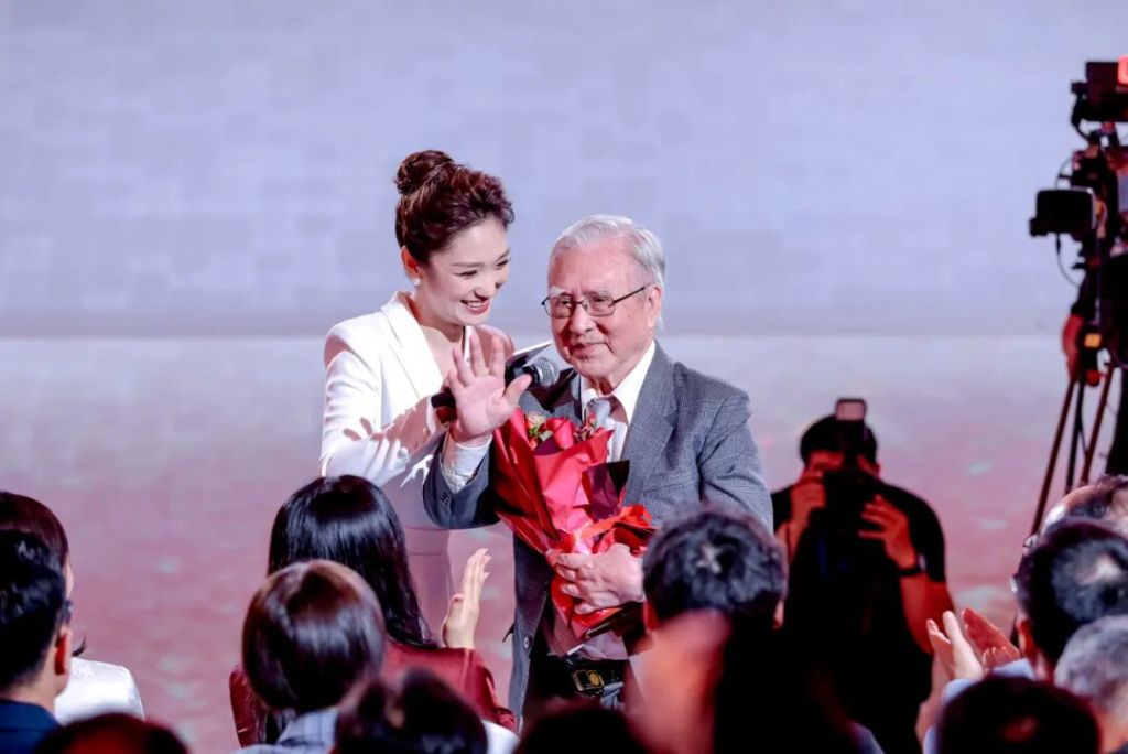 90岁高龄的志愿军老兵王孟杰现场分享入朝作战经历