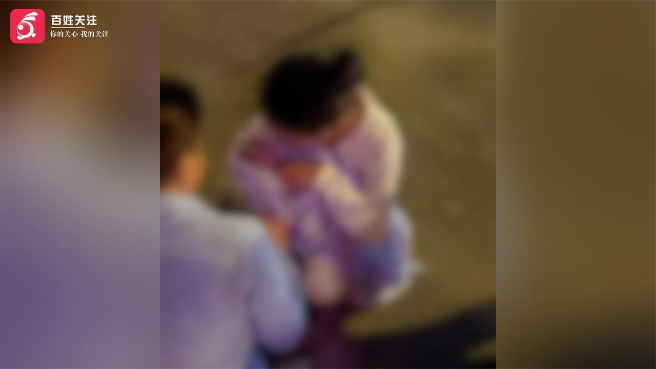 湖南衡阳一孕妇路边急产男婴 目击者：光脚抱儿 脐带未剪
