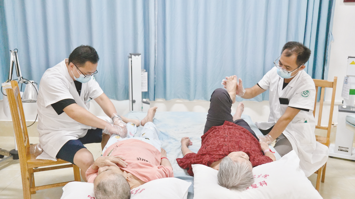 马山康养中心医护人员为老人做康复。    本报记者蓝梦 摄