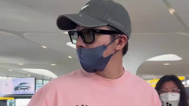 俞灏明王晓晨牵手逛街，不但是情侣也是友，之前还面对面甜蜜热聊