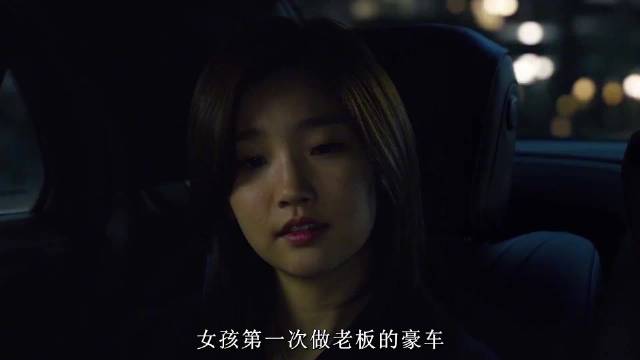 生活主角在他人故事中流泪，遗憾藏着自己影子