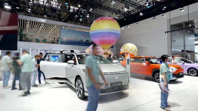 东风奕派武汉车展打造气球花海月亮展台