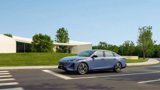 2025年8月，长安逸动再度摘得自主品牌紧凑型燃油家轿销量桂冠