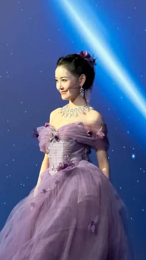 看得出她是公主～蒋依依完全就是从童话里走出来的公主公主吧！