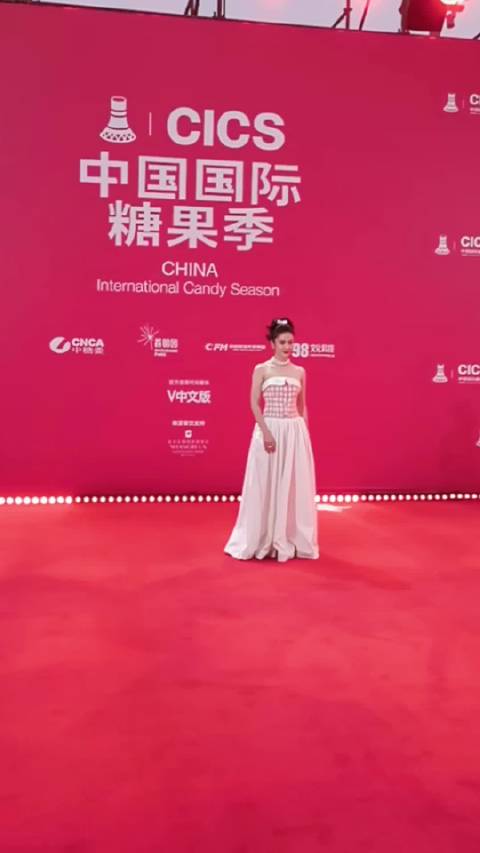 张雪迎出席中国国际糖果季荣誉盛典红毯，简直就是行走的洋娃娃呀