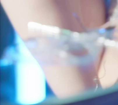 李莎旻子蓝发造型演绎新歌《南墙》，人鱼姬泪滴妆吸睛