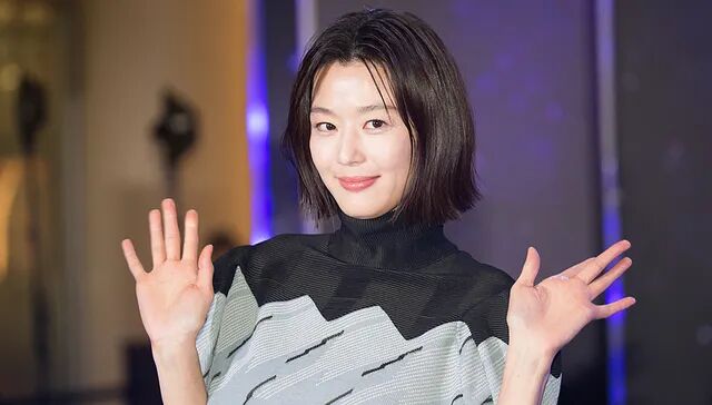 9月初，演员全智贤参加韩剧《暴风圈》发布会。图片来源：视觉中国