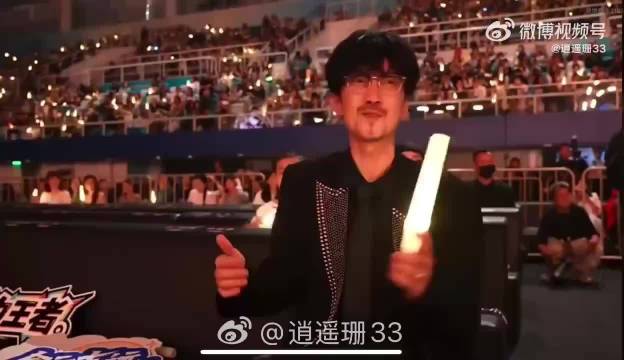 周传雄微博音乐盛典观众席随郑钧《私奔》摇摆